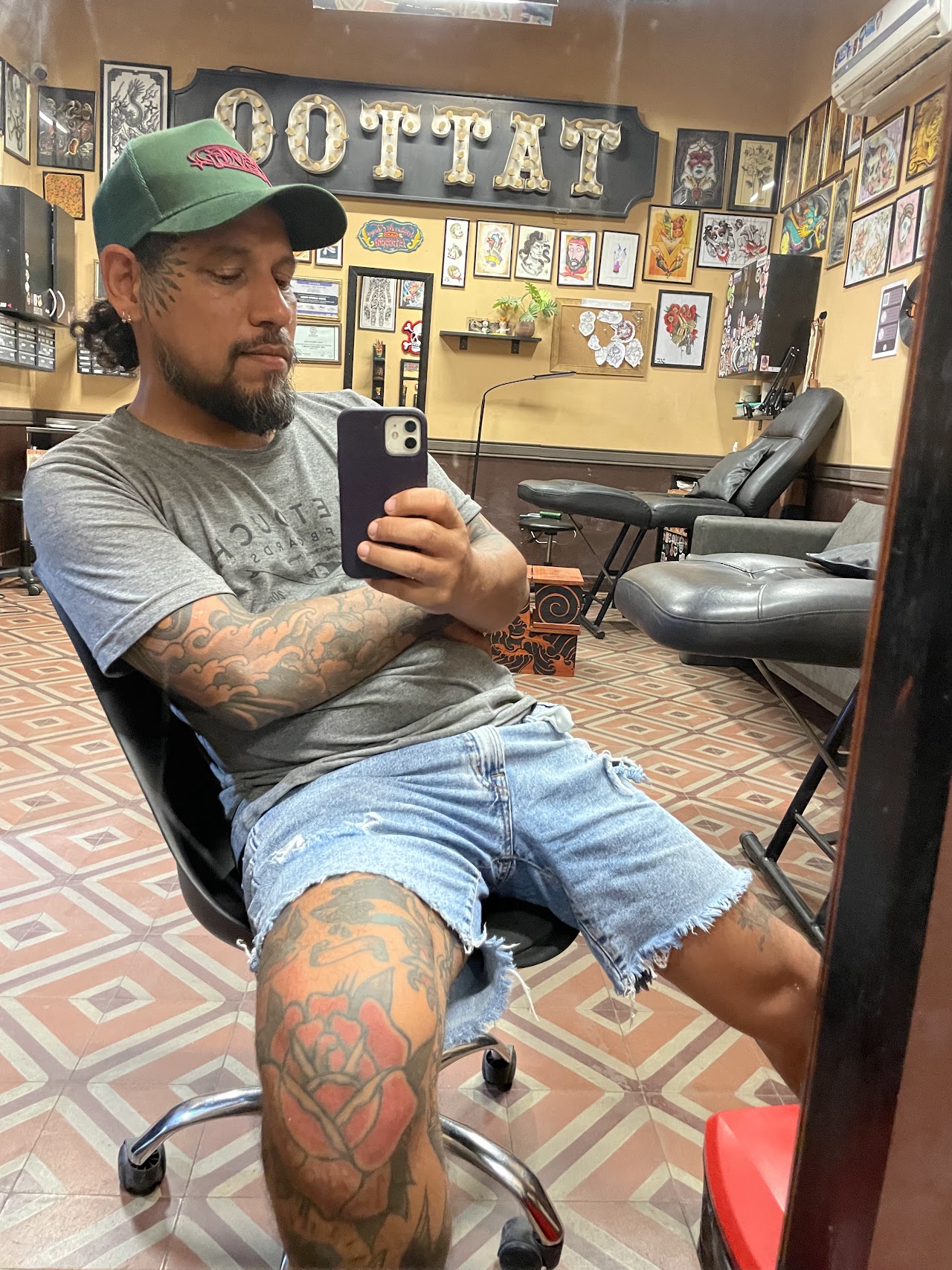 Walter, tatuador de Walterink Tattoos, en el estudio